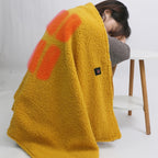 USB heated faux-fur blanket detail 5